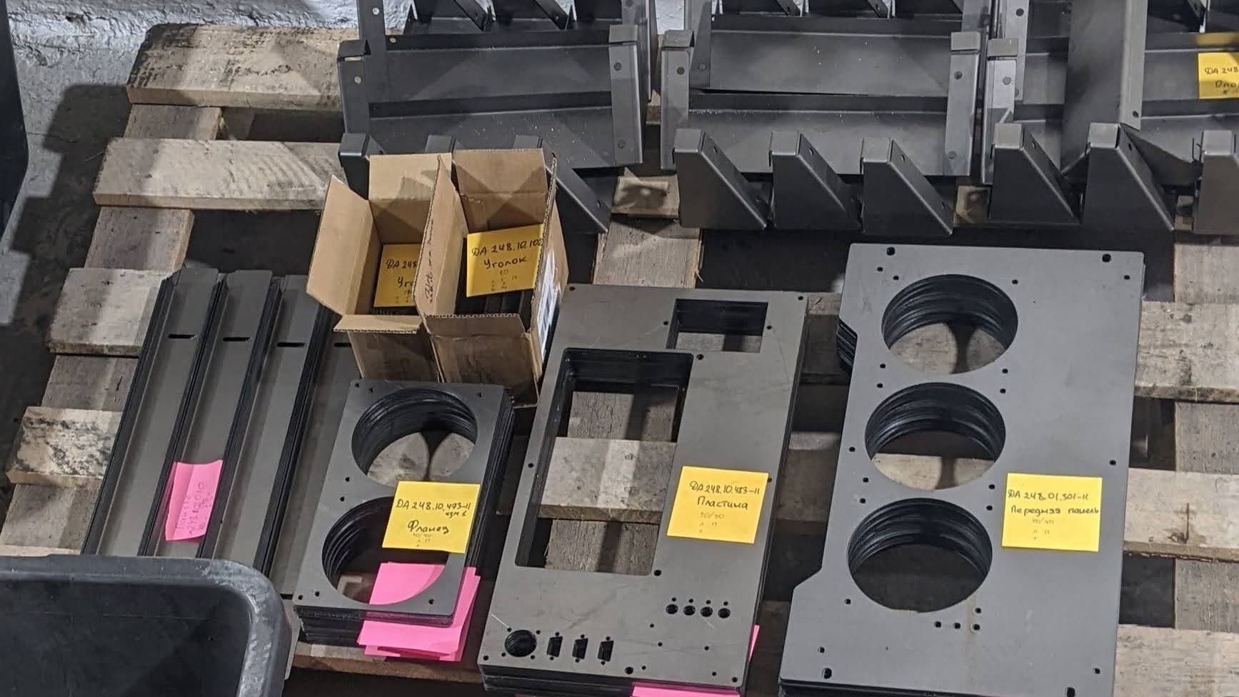 Партия деталей (панели, фланцы, полозы, опоры, уголки) для электрических шкафов после лазерной резки и гибки в Контон