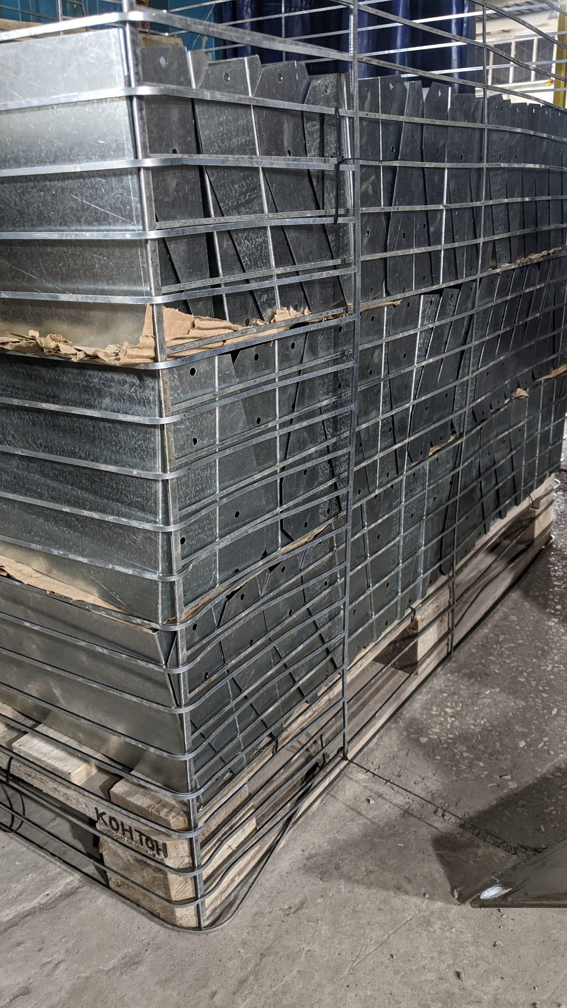 Паллета с изготовленными из листового металла козырьками при помощи лазерной резки и воздушной гибки в Контон