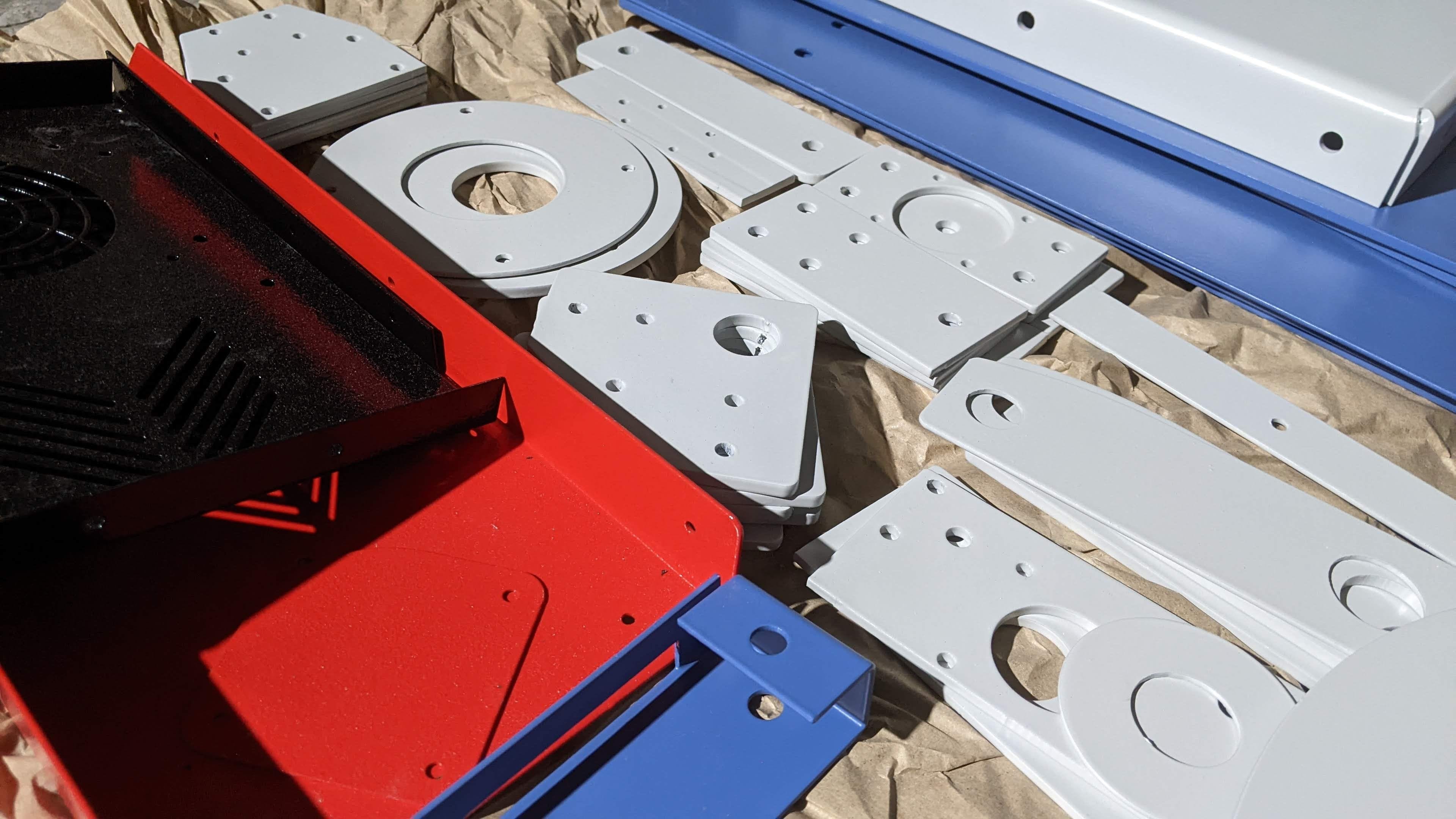 Покрашенные порошковой краской детали из листового металла цветов RAL 7035, RAL 3020, RAL 9005 и др. в Контон