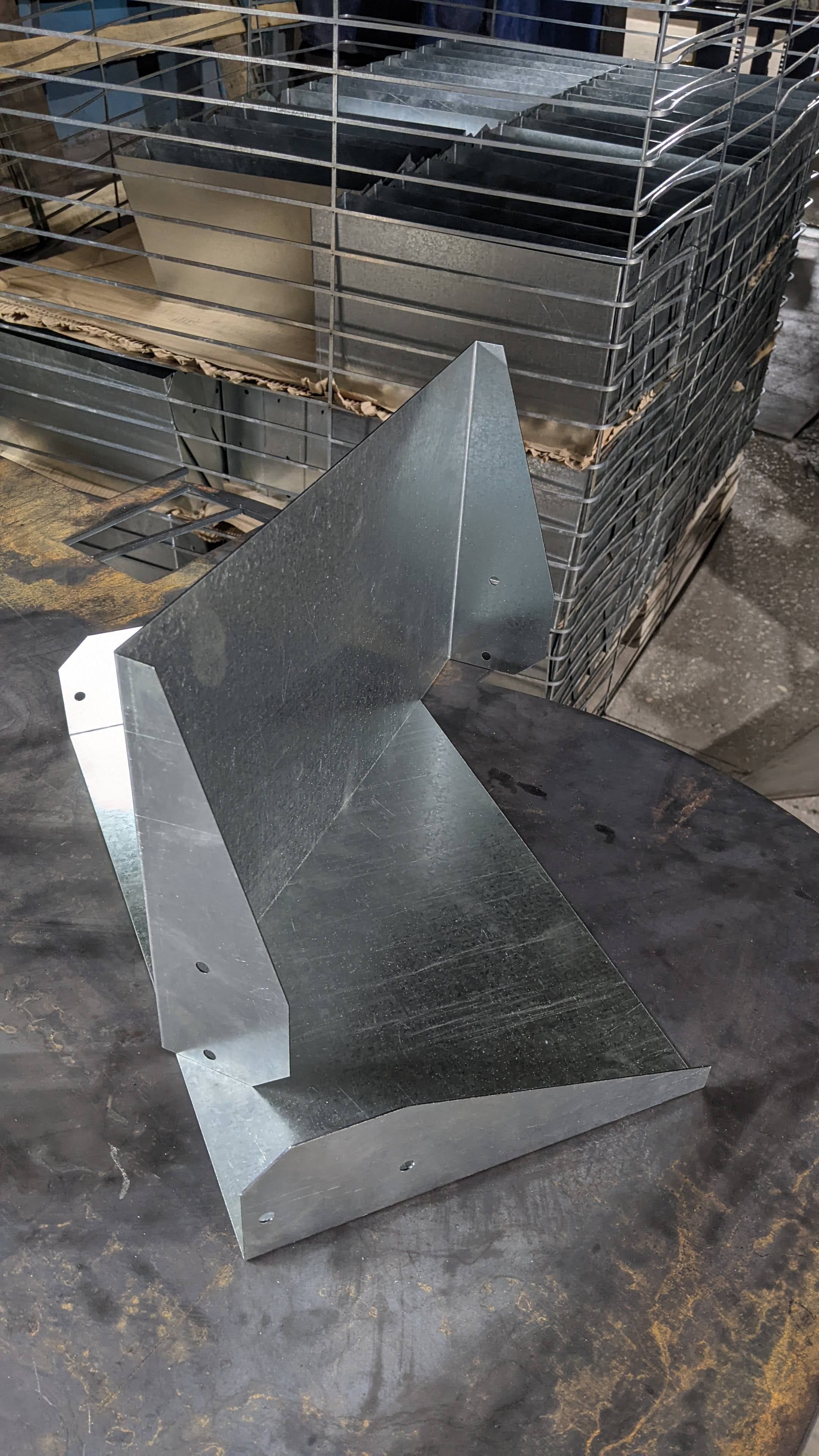 Изготовление крышек из оцинкованной стали с помощью гибки и лазерной резки в Контон