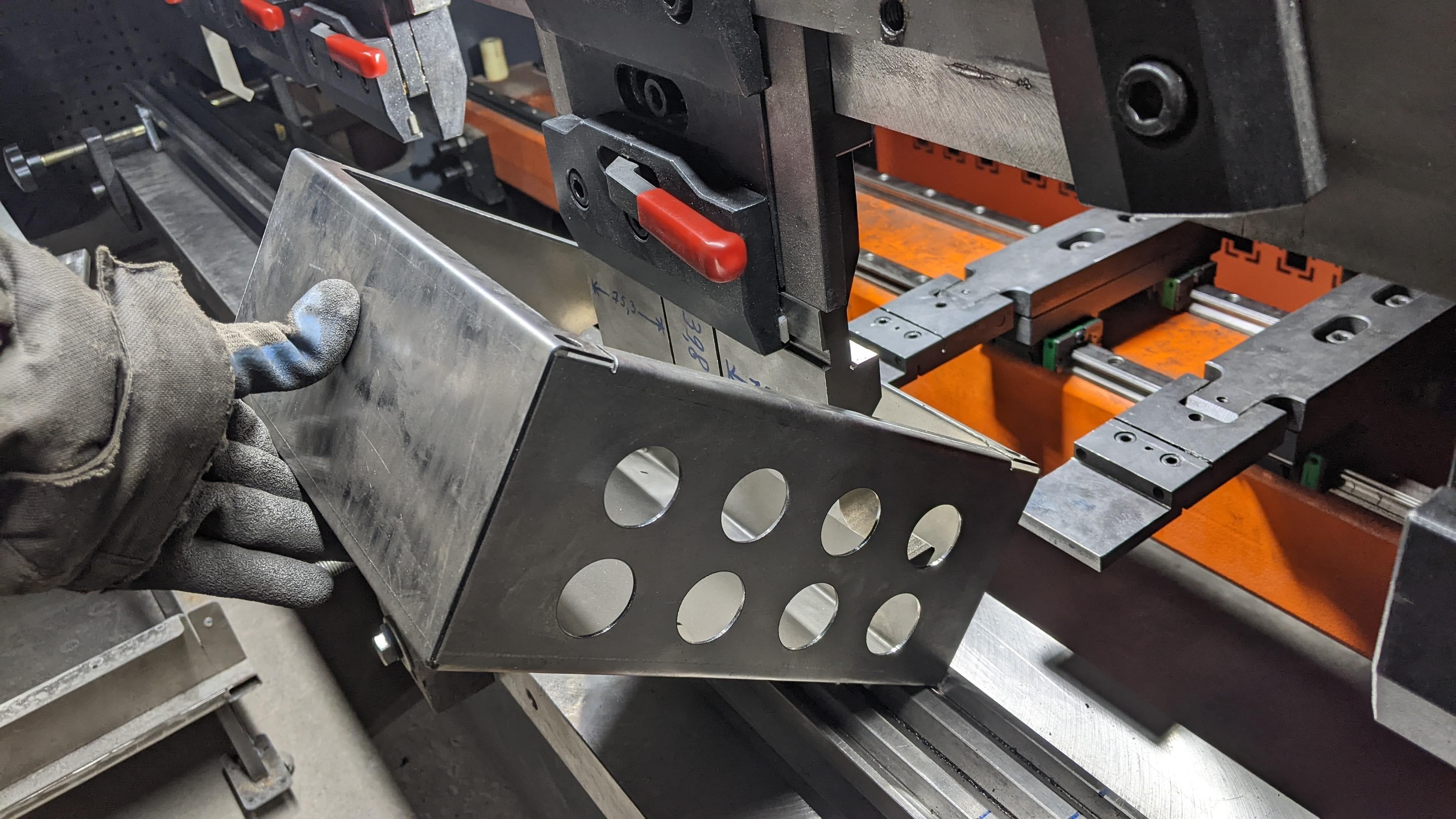 Производство коробок для автоматики и электрооборудования под заказ с необходимым размещением отверстий в Контон