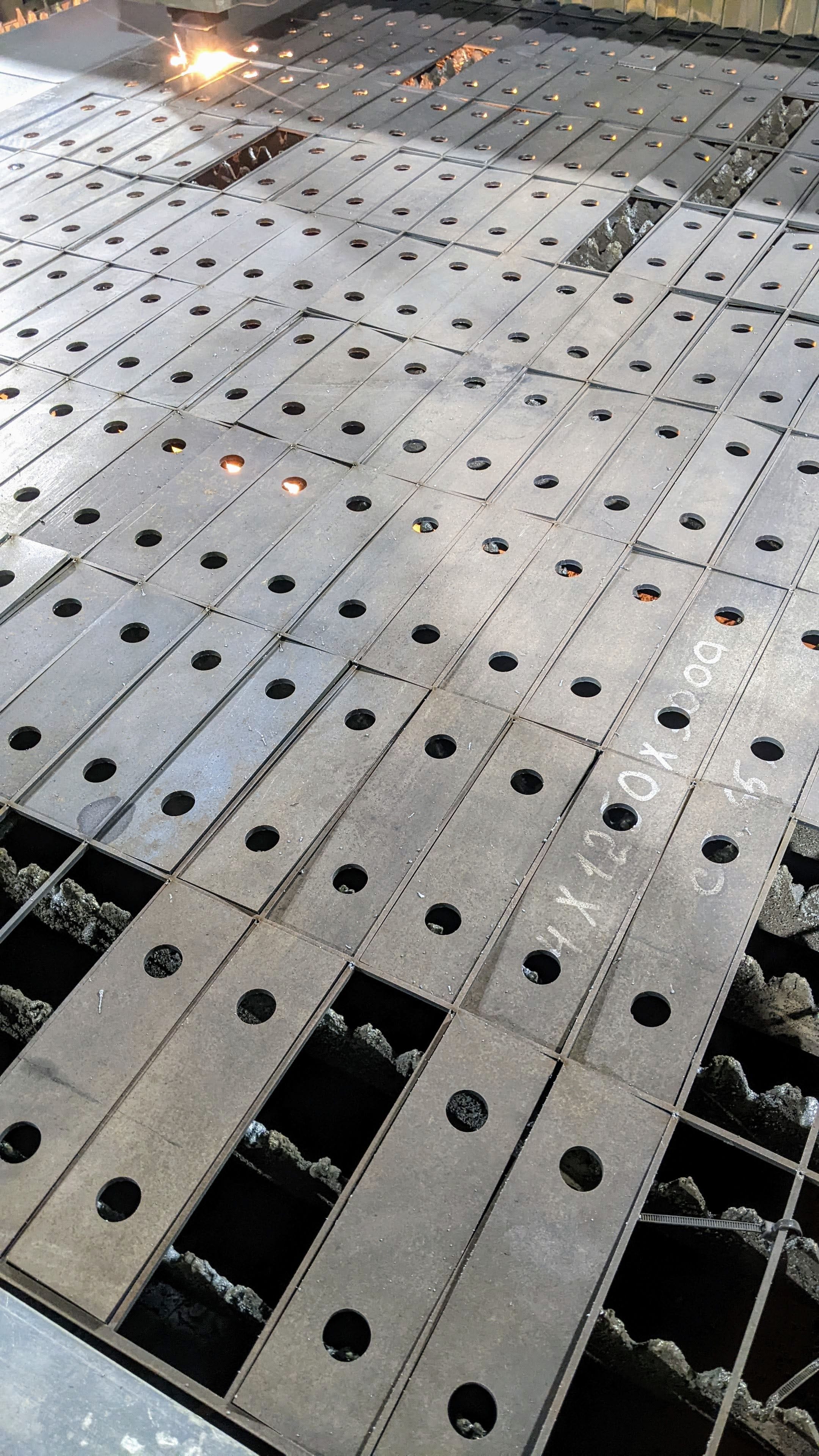 Лазерная резка молотков для дробилок из стали 5 мм 65 Г в Контон