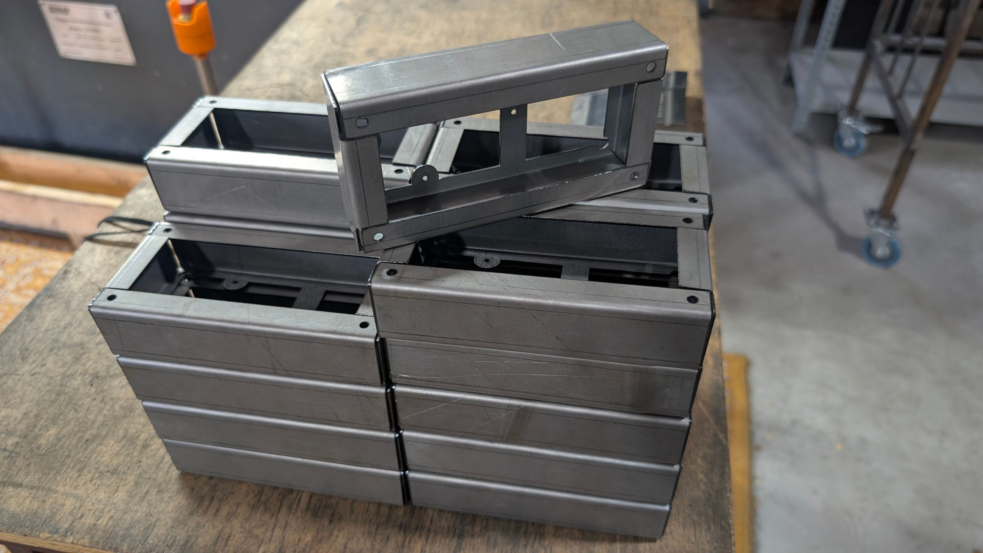 Корпуса из листового металла изготовленные с высокой точностью в Контон