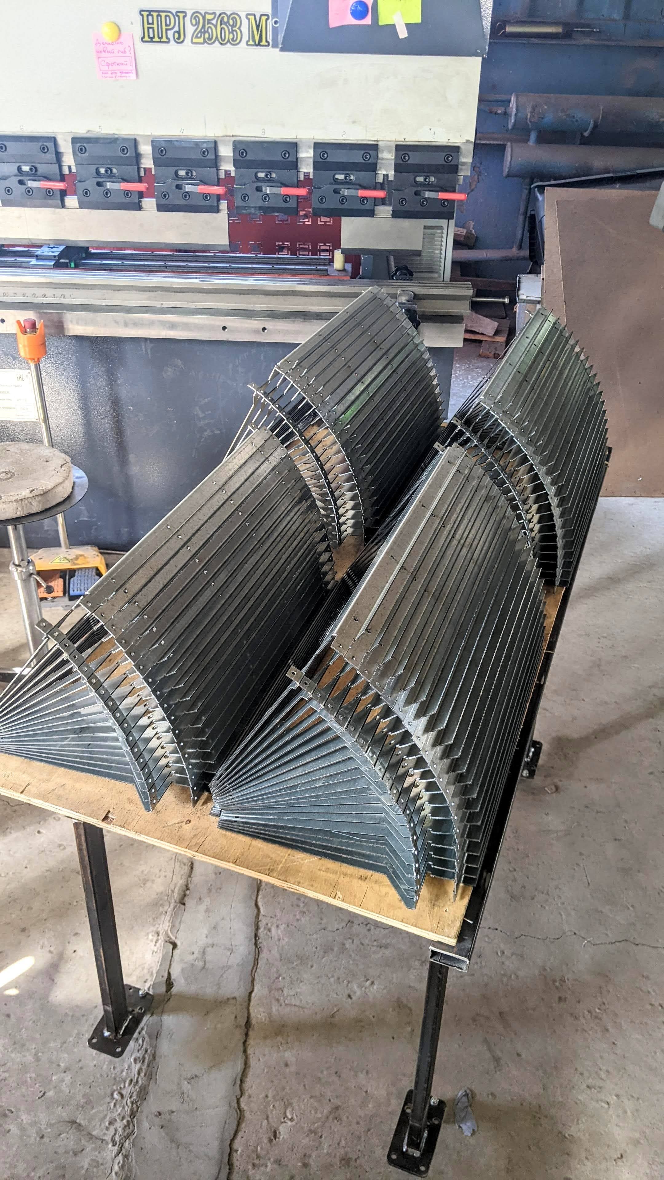 Партия стенок электрического корпуса на этапе гибки металла в Контон