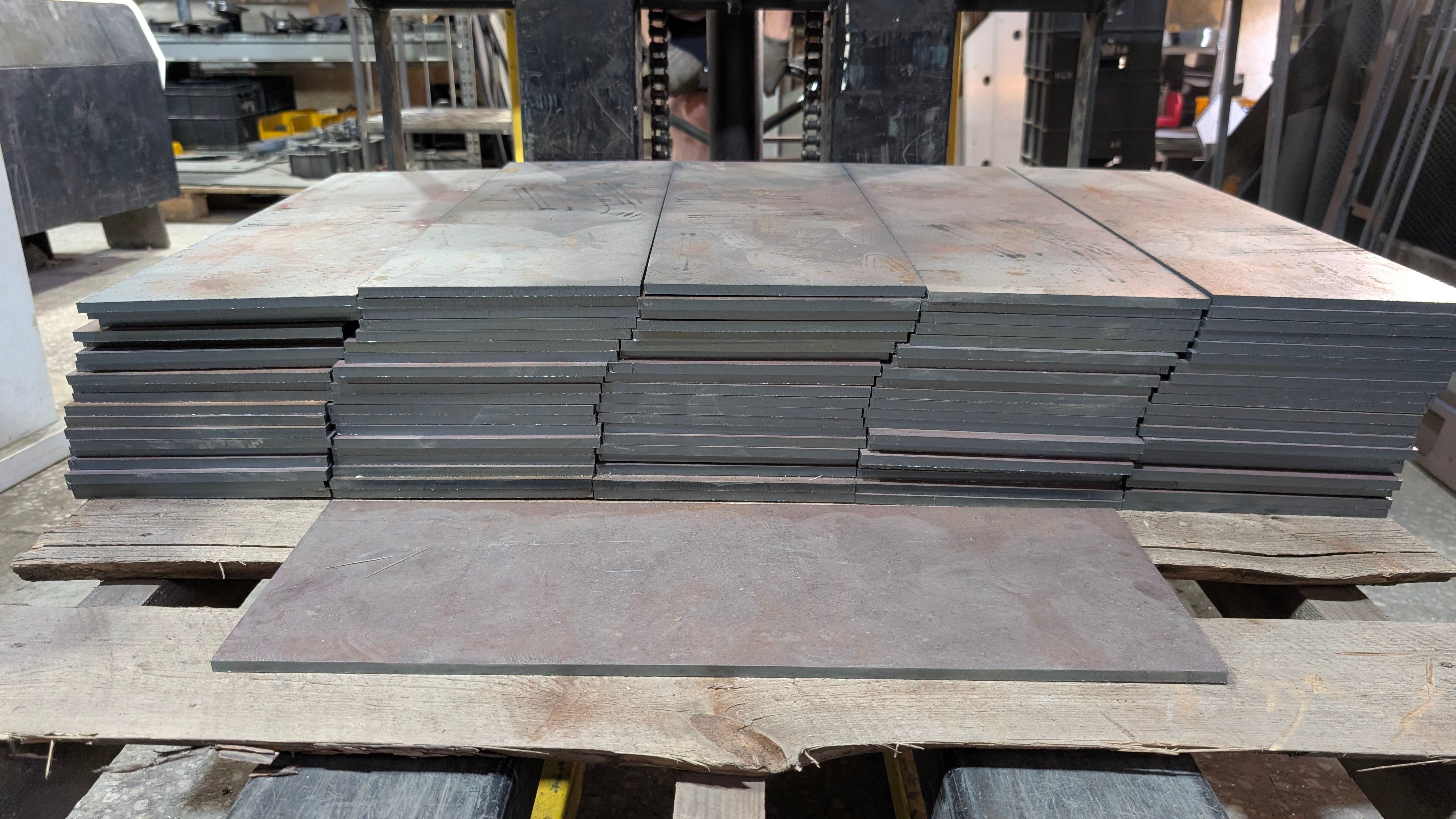 Пластины из углеродистой (черной) стали 8 мм, порезанные лазером в Контон