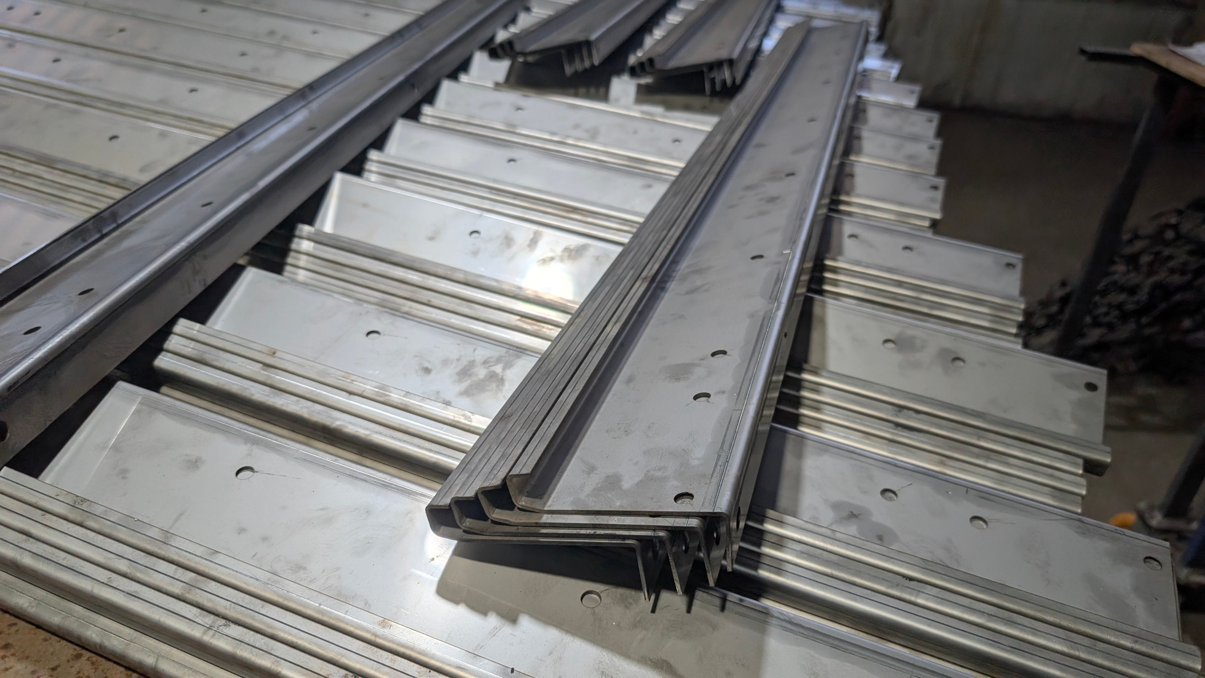 Направляющие для кабельканалов из нержавеющей стали в Контон