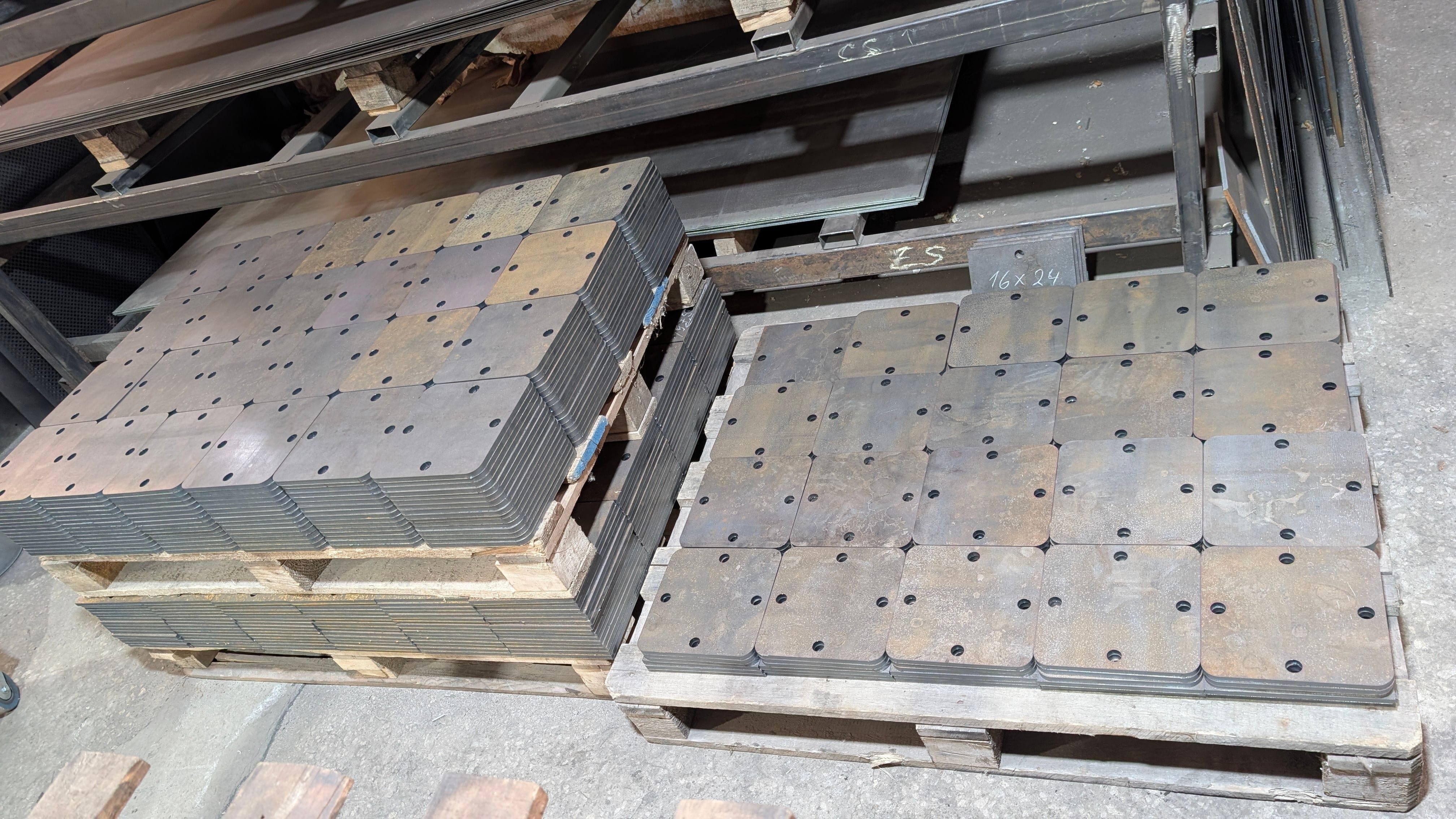 Резка квадратных фланцев из черной (углеродистой) стали 10 мм по вашим чертежам под заказ в Контон