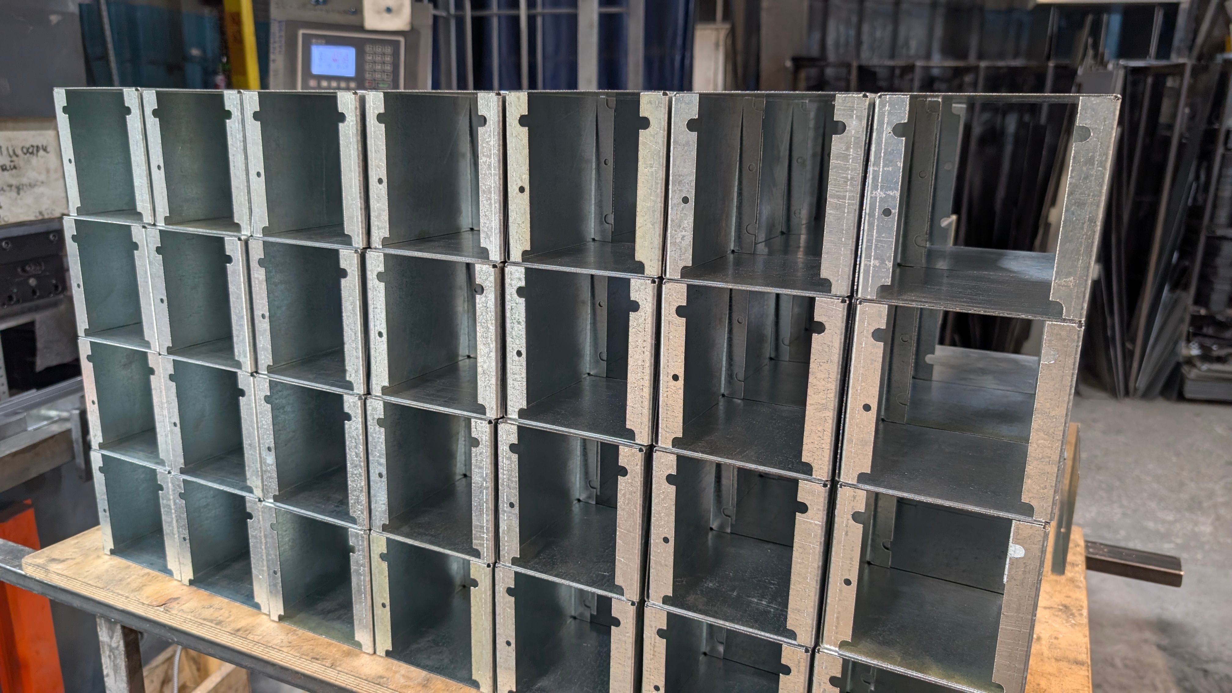 Козырьки из листового металла изготовленные с помощью гибки и лазерной резки в Контон