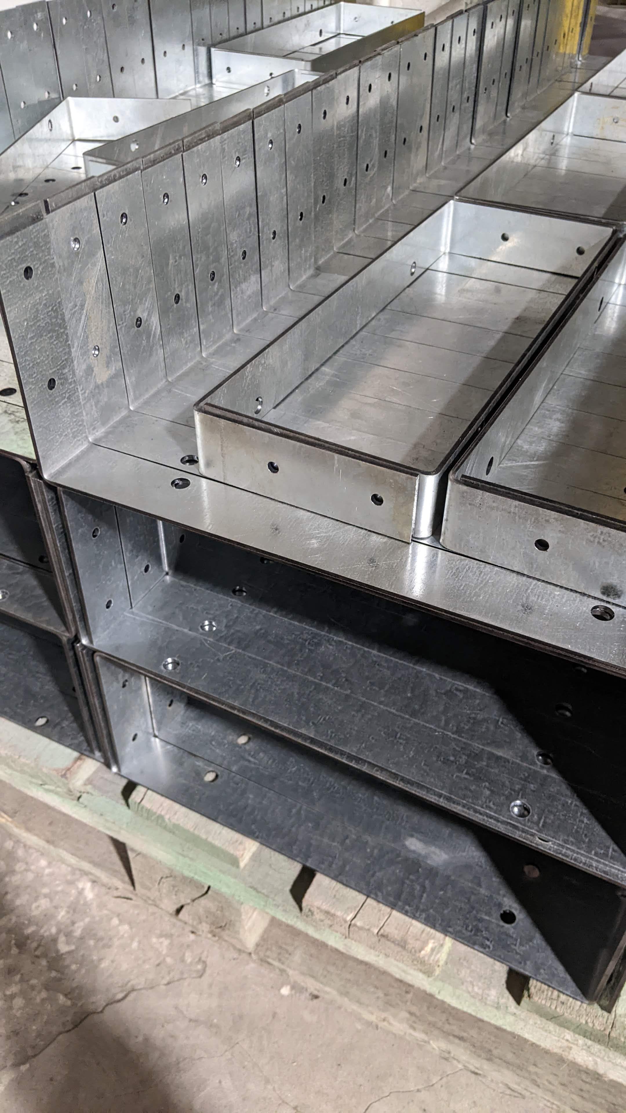 Согнутые на гибочном прессе хомуты из оцинкованной стали 2 мм в Контон